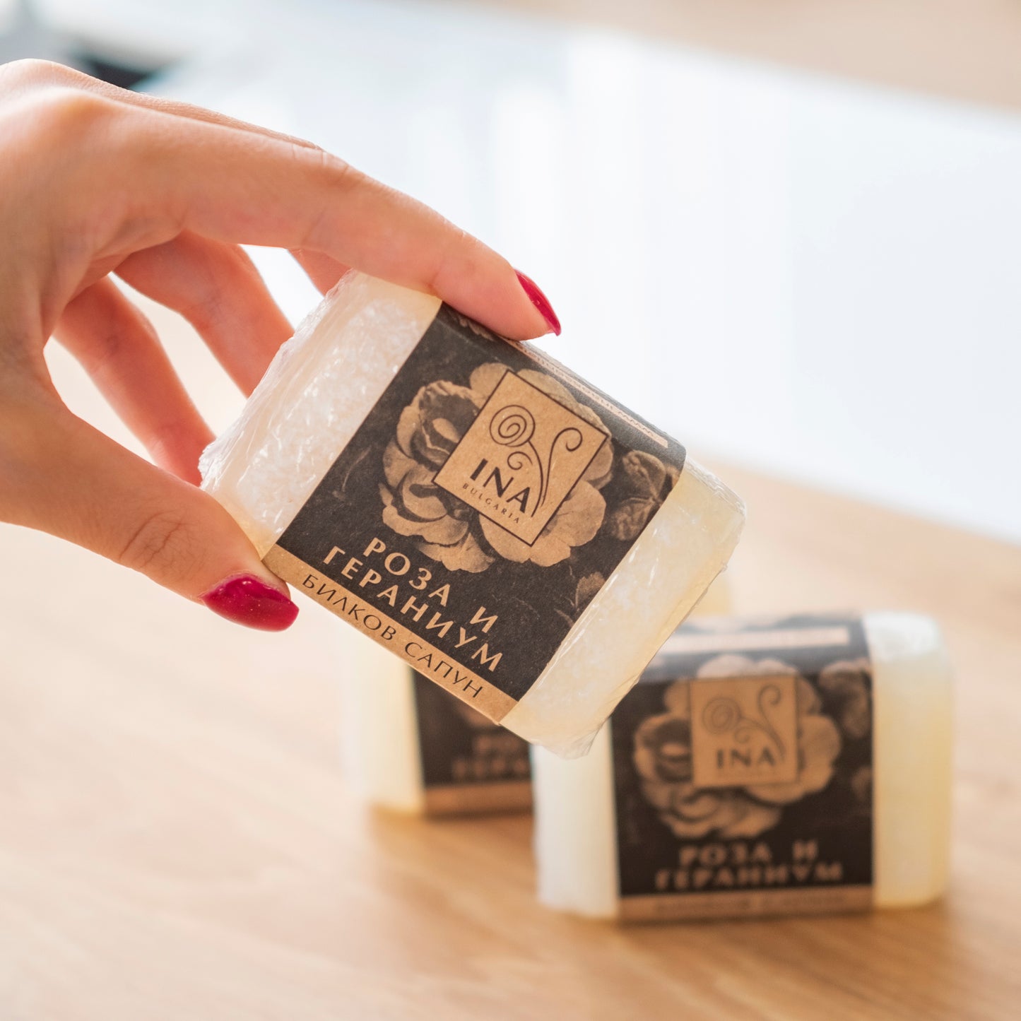 + Cadeau Natuurlijke kruidenzeep met Rose Damascena-olie en Geranium met voedende actie