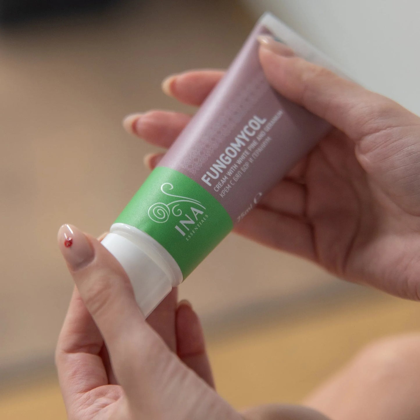 Koop 2 crèmes voor schimmelnagels of droge en gebarsten huid en ontvang 2 biologische zilversparwaters gratis